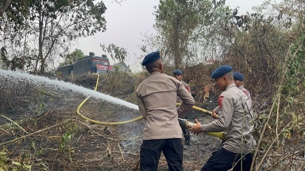 Respons Cepat, Personel Satbrimob Polda Jambi Padamkan Kebakaran Lahan di Merangin