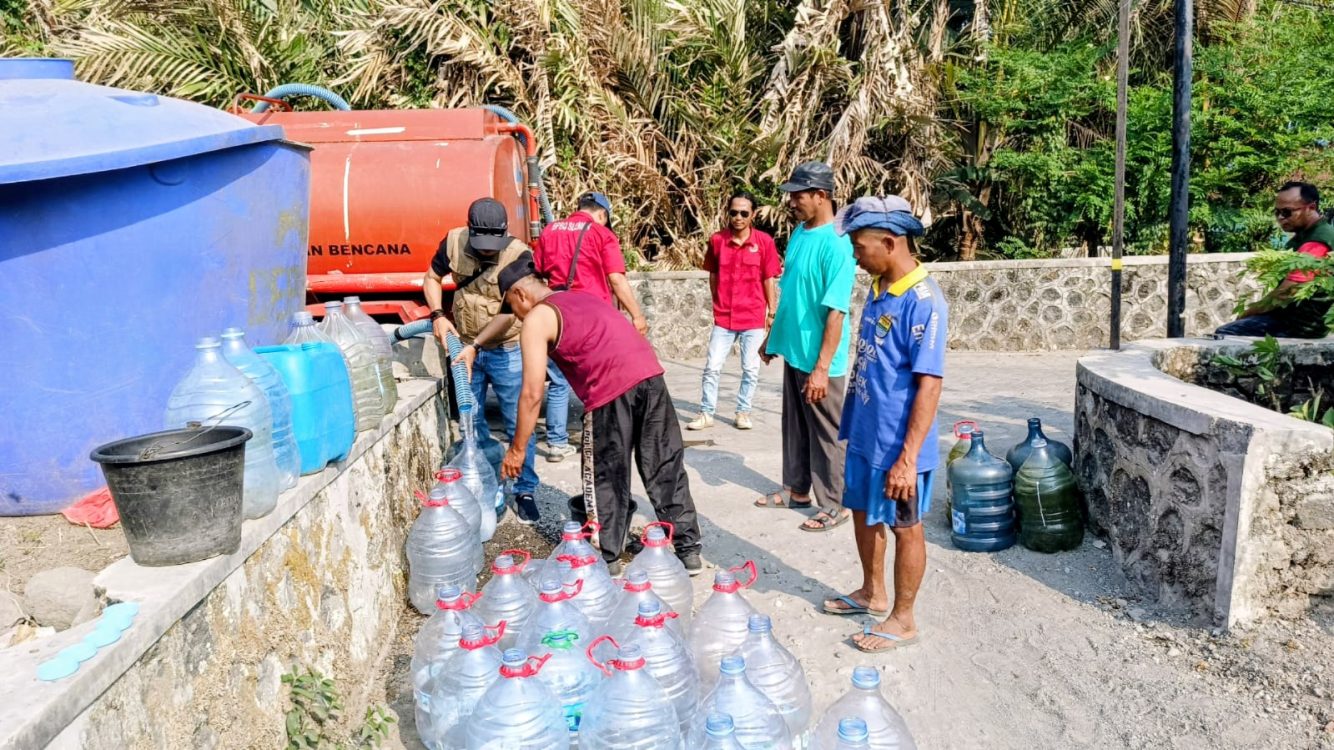 : Untuk menyangga kebutuhan dasar masyarakat di tengah penyusutan sumber air, Badan Penanggulangan Bencana Daerah (BPBD) Kabupaten Sleman bersama Pemerintah Kalurahan Margorejo sukses mendistribusikan bantuan 5.000 liter air bersih ke Padukuhan Nglebeng, Kapanewon Tempel.