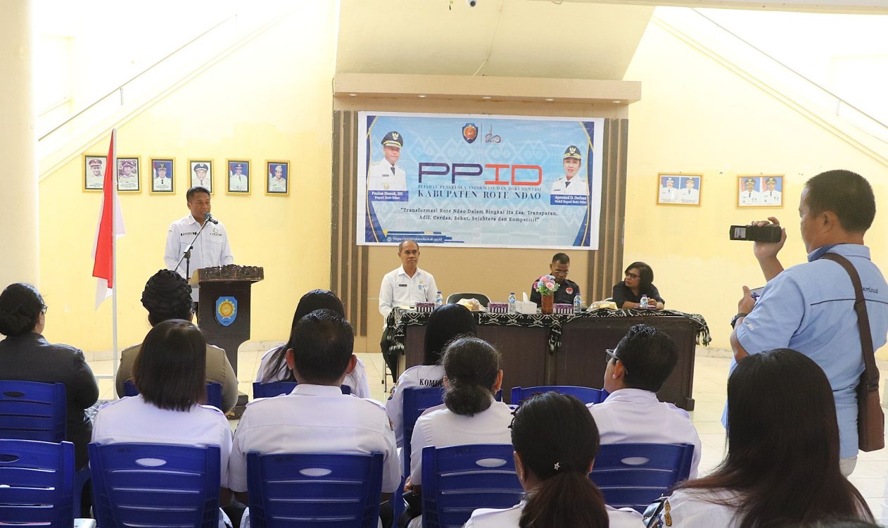 : Bupati Rote Ndao Paulus Henuyk menyampaikan sambutan membuka kegiatan Sosialisasi dan Monitoring Keterbukaan Informasi Publik Tahun 2026.