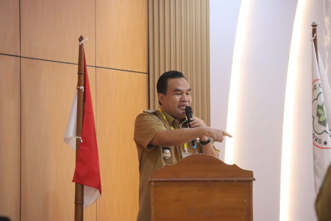 : Bupati Blora, Arief Rohman memberikan arahan pada pelaksanaan Akreditasi oleh Lembaga Akreditasi Rumah Sakit Damar Husada Paripurna di aula RSUD dr. R Soetijono. Foto : MC Blora.
