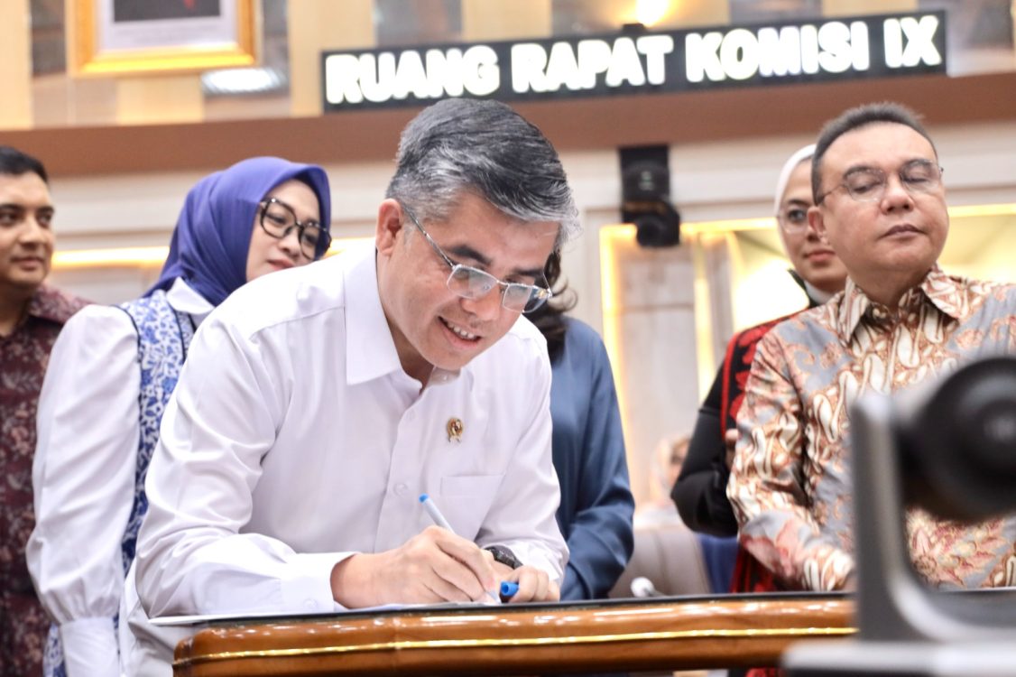 : Menteri Ketenagakerjaan (Menaker) Yassierli saat menandatangani RUU Perlindungan Ketenagakerjaan setelah menghadiri Rapat Kerja bersama Komisi IX DPR RI di Gedung Nusantara I, Senayan, Jakarta Pusat, Senin (5/10/2026). (Foto : Biro Humas Kemnaker)