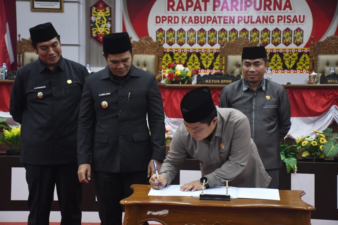 : Bupati Pulang Pisau Ahmad Rifa’i, bersama Wakil Bupati Ahmad Jayadikarta menghadiri Rapat Paripurna DPRD Pulang Pisau dengan agenda penandatanganan Persetujuan Bersama terhadap Raperda tentang Perubahan APBD Tahun Anggaran 2026, Rabu (30/9/2026).