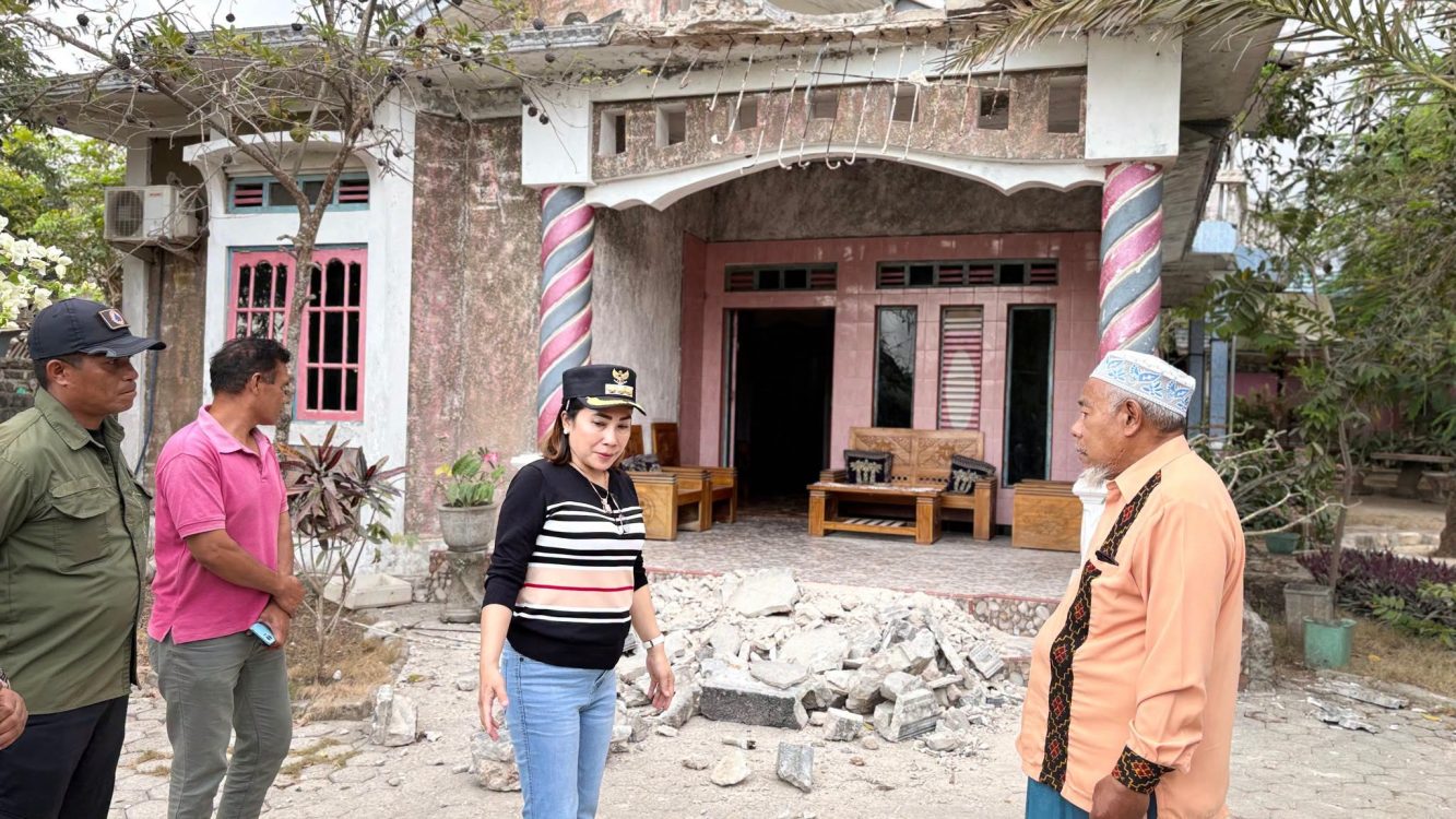 : Bupati Sumba Barat Daya Ratu Ngadu Bonnu Wulla melihat langsung masyarakat terdampak gempa di Kecamatan Kodi, Minggu (4/10/2026)