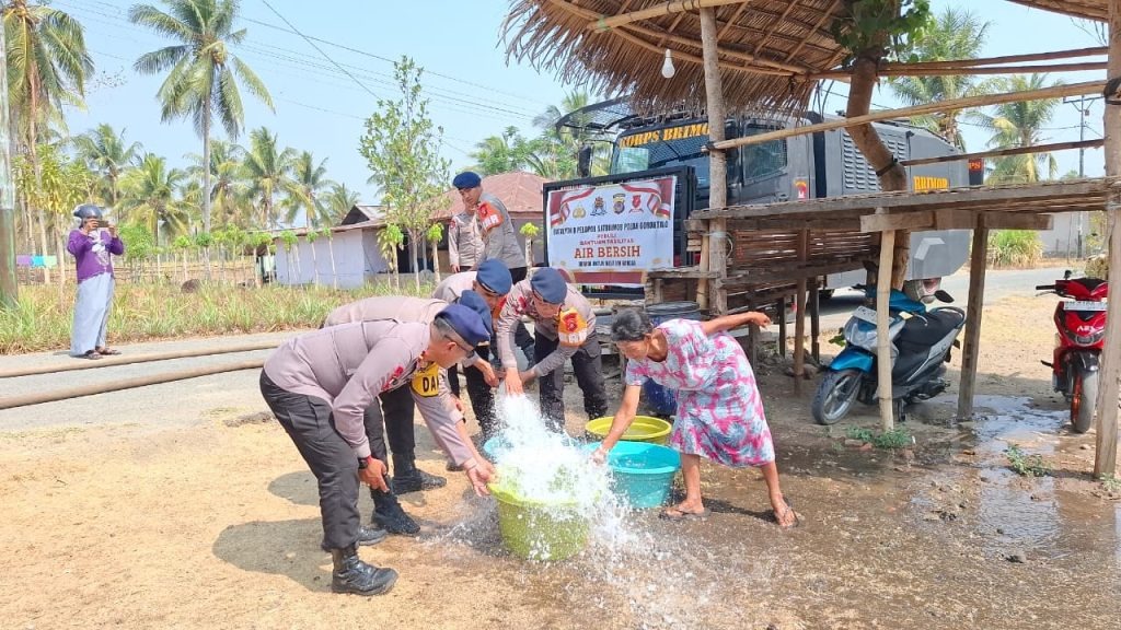 Sambut HUT ke-81 Korps Brimob Polri, Satbrimob Gorontalo Salurkan 5.000 Liter Air Bersih untuk 35 KK di Desa Huidu Utara