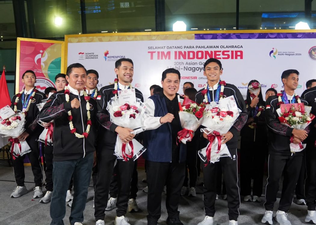 : Menpora Erick Thohir menyambut kepulangan atlet peraih medali Asian Games Aichi-Nagoya 2026 di Bandara Soekarno-Hatta. Ia menyampaikan apresiasi negara dan Presiden Prabowo Subianto kepada para atlet yang telah mengharumkan nama Indonesia . (Foto: Humas Kemenpora)
