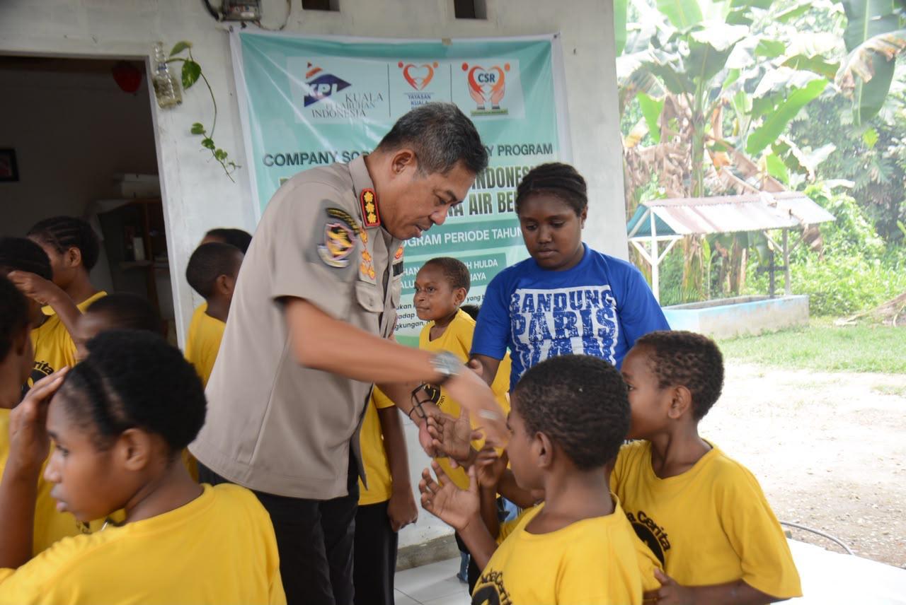 Satgas Kepolisian Damai Cartenz Berbagi Paket Bantuan Kemanusiaan di Panti Asuhan Cinta Kasih Hulda, Wujudkan Polisi Sahabat Anak