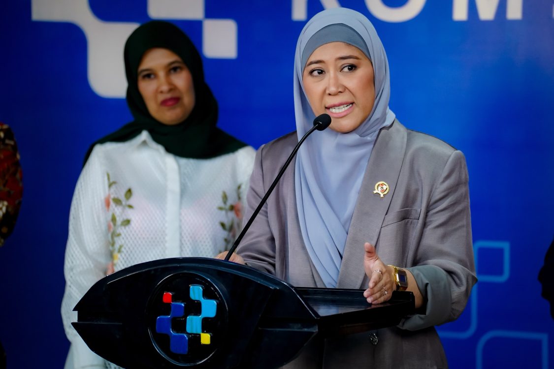 : Menteri Komdigi Meutya Hafid saat konferensi pers usai Diskusi Arah Kebijakan Global Pelindungan Anak di Ruang Digital pada Rabu (7/10/2026). Meutya mengatakan pemutusan akses terhadap konten judi online tetap menjadi bagian penting, tetapi langkah tersebut harus diikuti dengan upaya menghentikan transaksi dan aliran dana yang memungkinkan aktivitas perjudian tetap berjalan. Foto: Dunia Meutya