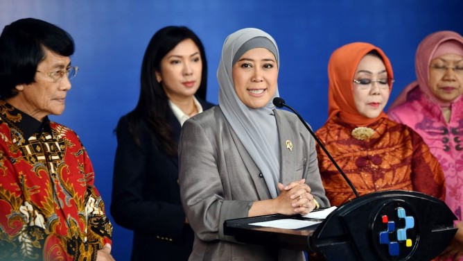 : Menkomdigi Meutya Hafid memberikan keterangan dalam konferensi pers terkait Update Implementasi PP TUNAS di Kantor Kementerian Komdigi, Jakarta Pusat, Rabu (7/10/2026). Ia mengatakan pemerintah mendorong agar pembahasan tata kelola AI tidak hanya berfokus pada inovasi dan pemanfaatan teknologi, tetapi juga memperhitungkan keselamatan, privasi, kesehatan mental, serta hak anak. Foto: DRA/Komdigi
