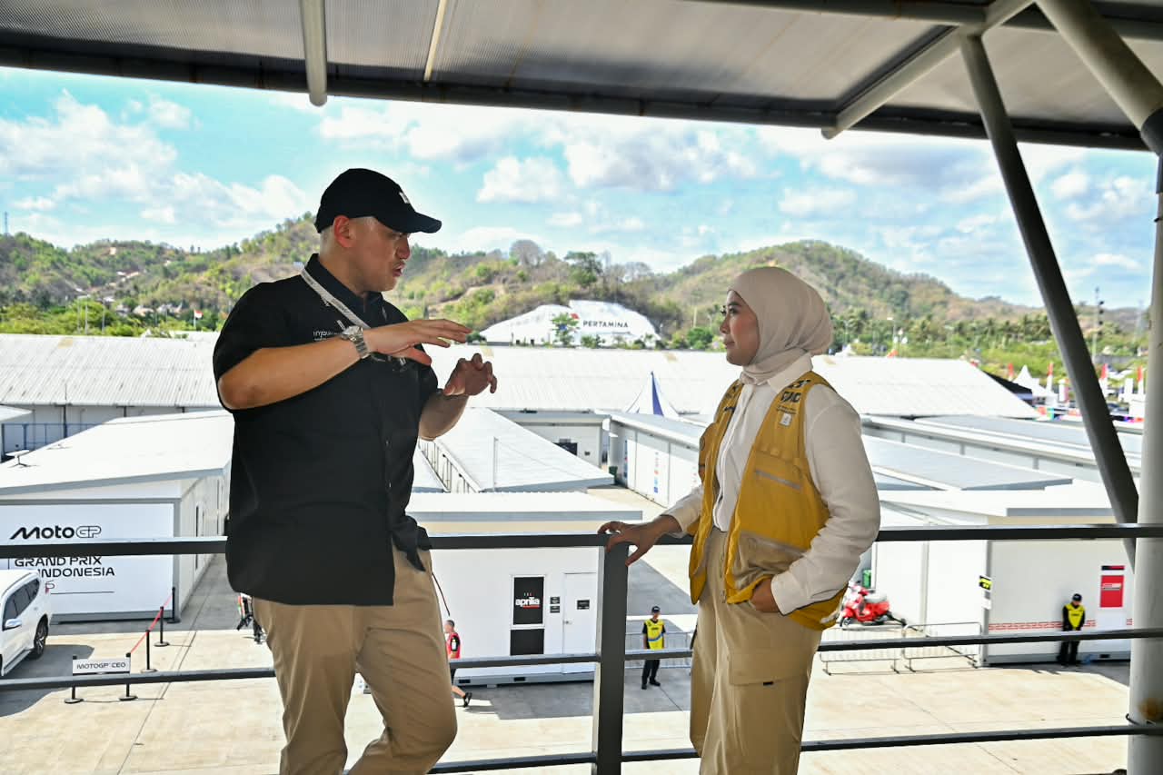 : Menkomdigi Meutya Hafid bersama Direktur Utama Mandalika Grand Prix Association (MGPA) sekaligus Vice Chairman MotoGP 2026, Ananda Mikola meninjau langsung kesiapan tersebut di Sirkuit Mandalika, Kamis (8/10/2026) mengatakan Dukungan komunikasi harus berjalan tanpa gangguan, baik untuk keselamatan pembalap, operasional penyelenggara, penyiaran ke berbagai negara, maupun kenyamanan masyarakat yang hadir langsung. Foto: Ahmad Tri Hawaari/Komdigi
