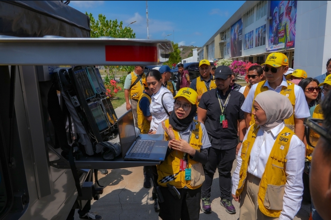 : Menkomdigi Meutya Hafid saat mengecek kesiapan layanan frekuensi jelang perhelatan MotoGP 2026 Mandalika di Sirkuit Mandalika, Lombok Tengah, Nusa Tenggara Barat, Kamis (8/10/2026), menegaskan Kemkomdigi akan terus melakukan pemantauan selama penyelenggaraan MotoGP Mandalika untuk mengantisipasi potensi gangguan frekuensi maupun kendala layanan telekomunikasi. Foto: Infopublik.id/Agus Siswanto