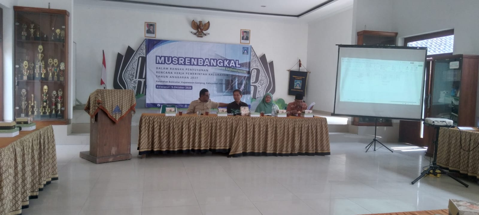 : Guna mengamankan porsi pembangunan fisik maupun nonfisik pada tahun 2027 di tengah ancaman pemotongan Dana Desa, Pemerintah Kalurahan Balecatur didorong secara penuh untuk mengoptimalkan potensi Pendapatan Asli Kalurahan dalam forum Musrenbangkal di Kapanewon Gamping, Senin (5/10/2026).