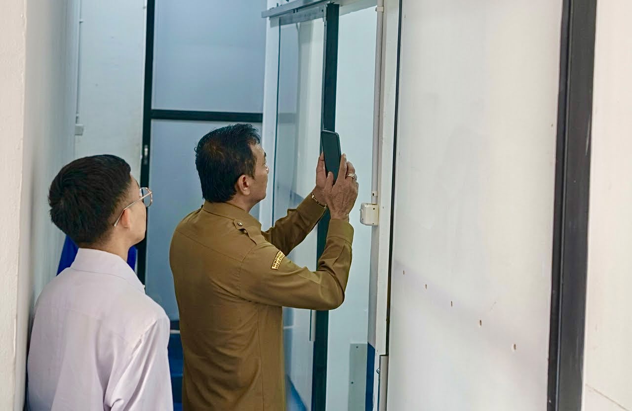 : Wakil Bupati Batang Suyono (kanan), melakukan inspeksi mendadak (Sidak) ke Satuan Pelayanan Pemenuhan Gizi (SPPG) Tulis 003, Kabupaten Batang, Selasa (6/10/2026).