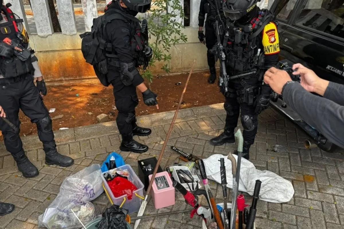 Sisir Kawasan Rawan Narkoba, Polisi Sita Senjata Tajam hingga Timbangan Digital