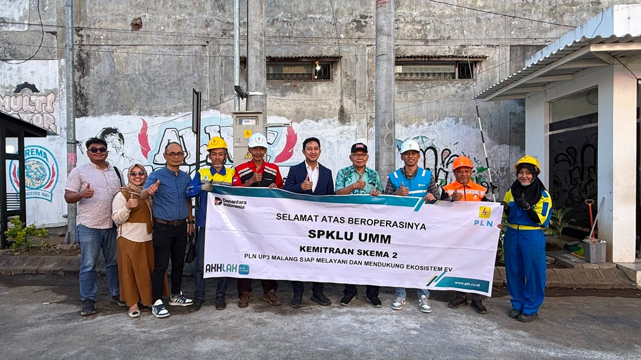 : Tim PLN Unit Pelaksana Pelayanan Pelanggan (UP3) Malang melakukan selebrasi atas pengoperasian SPKLU di Universitas Muhammadiyah Malang (UMM). - Foto: Mc.Jatim
