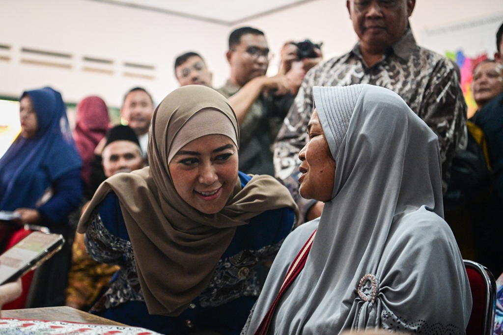: Menkomdigi saat melihat langsung uji coba digitalisasi Perlinsos di Desa Donoharjo, Kabupaten Sleman, Daerah Istimewa Yogyakarta. (foto: dok. Kemkomdigi)