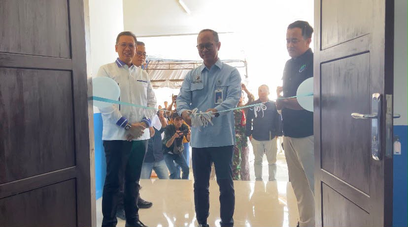 : Direktur Penyediaan dan Penyaluran Badan Gizi Nasional Wilayah III, Ranto, S.P., M.AP., melakukan pengguntingan pita sebagai tanda peresmian Satuan Pelayanan Pemenuhan Gizi (SPPG) Yayasan Panca Insan Mandiri Dua di Desa Dalaka, Kecamatan Sindue, Kabupaten Donggala, Jumat (2/10/2026). (Foto: Ardiansyah dok. Kominfo Donggala).