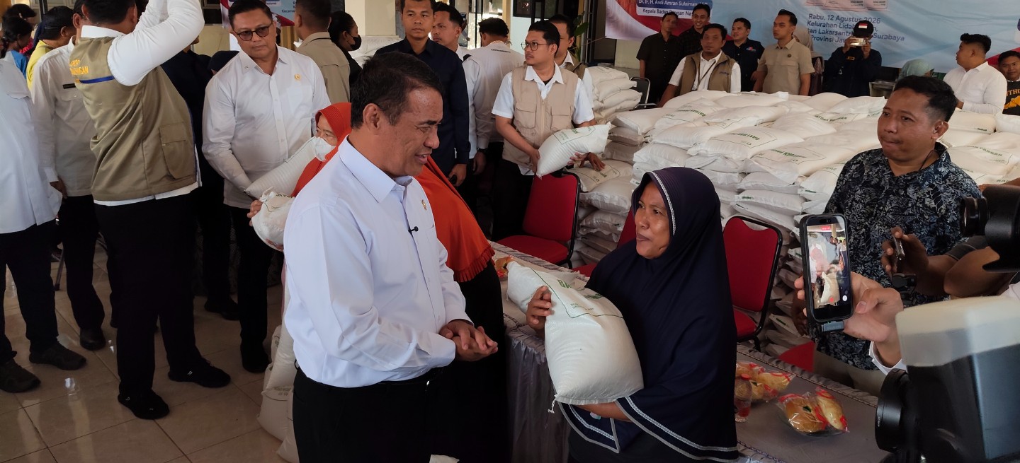 : Menteri Pertanian saat menghadiri penyaluran bantuan pangan komoditi beras di Kelurahan Lidah Kulon, Kecamatan Lakarsantri, Kota Surabaya, Rabu (12/8/2026). - Foto: Mc.Jatim