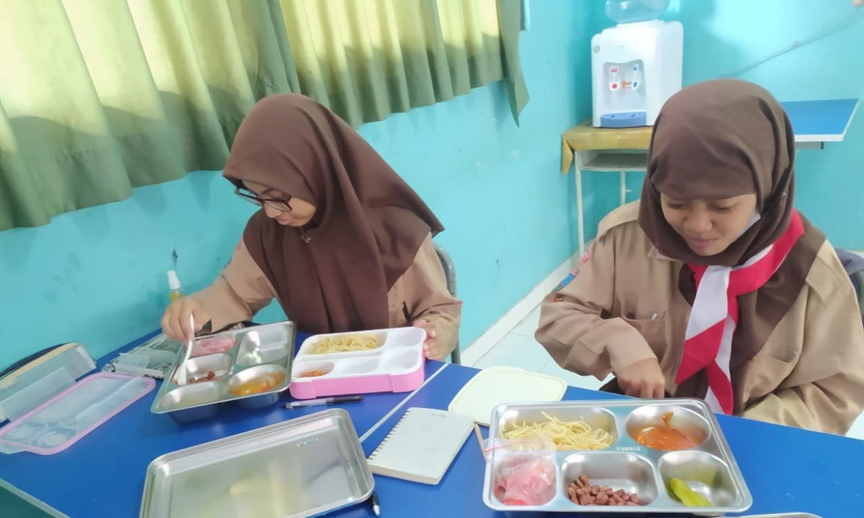 : Pelajar SMPN 9 Tangerang Selatan, Provinsi Banten menyantap makanan dari pembagian Makanan Bergizi Gratis (MBG) pada Rabu (11/9/2025). Foto: Dok. SMPN 9 Tangerang Selatan