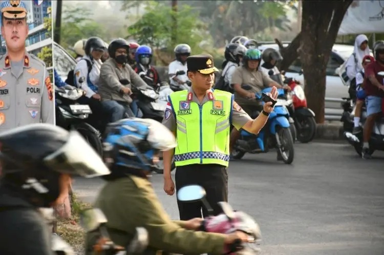 Tak Hanya Memberi Arahan, Kapolda dan Wakapolda NTT Turun Langsung Atur Lalu Lintas di Jam Sibuk Pagi