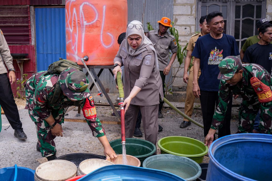 : Wali kota Banjarbaru, Erna Lisa Halaby, meninjau proses pendistribusian air bersih kepada warga. Foto: Mc.Banjarbaru