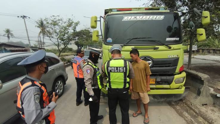Tekan Kecelakaan di Jalan Lingkar Selatan Cilegon, Satlantas dan Dishub Tertibkan Truk Parkir