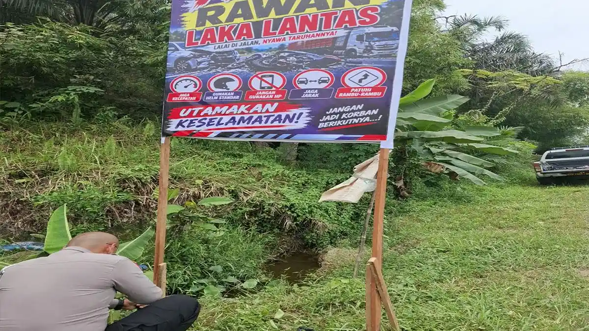 Tekan Risiko Kecelakaan, Satlantas Polres Landak Pasang Spanduk di Titik Rawan
