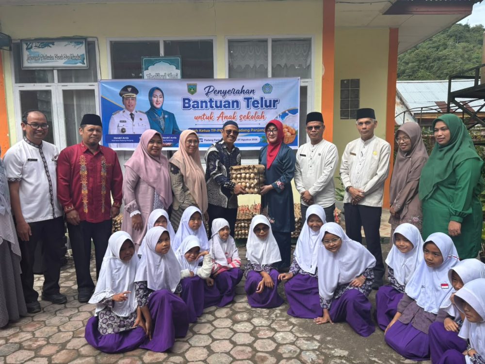 : Dukung Gizi Anak, TP-PKK Padang Panjang Bagikan 900 Butir Telur ke Sekolah. (foto: MC Padang Panjang)