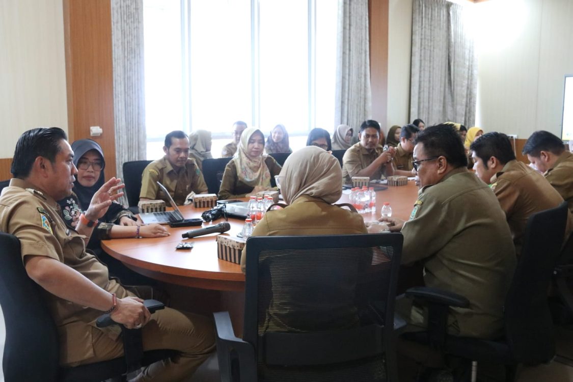 : Wakil Bupati Pulang Pisau, Ahmad Jayadikarta (kiri pertama), menghadiri rapat dan lokakarya PIP DAU-SG Bidang Kesehatan Tahun 2027, Senin (10/8/2026).