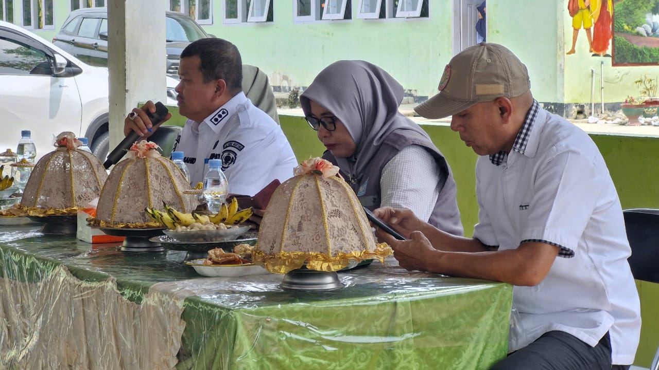 : Wakil Bupati Parigi Moutong, Abdul Sahid, menggelar kunjungan kerja dan dialog interaktif bersama para kepala sekolah serta guru Rayon 3 di SMP Negeri 1 Ampibabo, Rabu (30/9/2026), guna mengevaluasi dan memperkuat sistem pendidikan daerah.