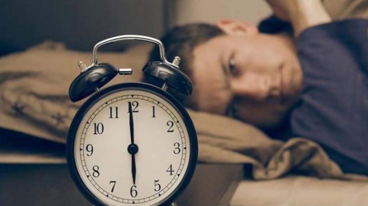 Terbangun Sebelum Alarm, Wajar atau Tanda Gangguan Tidur?