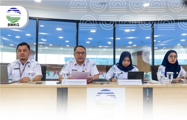 : Jajaran BMKG saat memberikan keterangan pers Gempa Sumba Barat Daya, Minggu (4/10/2026). (Foto: BMKG)