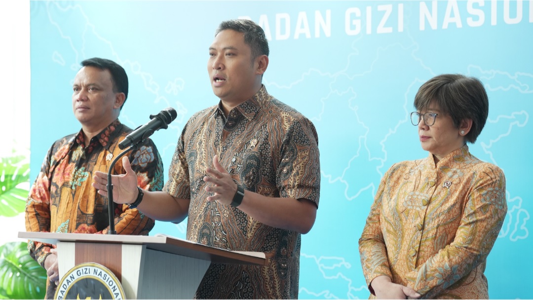 : Kepala Badan Gizi Nasional (BGN), Sudaryono (tengah), menegaskan bahwa pihaknya siap menjalankan setiap kebijakan pemerintah sebagai tindak lanjut atas putusan Mahkamah Konstitusi (MK) mengenai penganggaran Program Makan Bergizi Gratis (MBG) dan memastikan Program Prioritas Nasional ini berjalan optimal sesuai ketentuan yang berlaku (Dok. BGN)