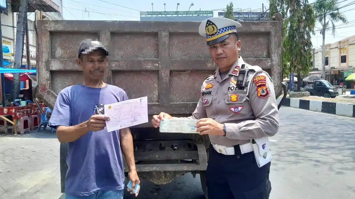 Tertib Berlalu Lintas, Satlantas Polres Bone Tegur Empat Truk Tanpa Pelat Nomor Belakang