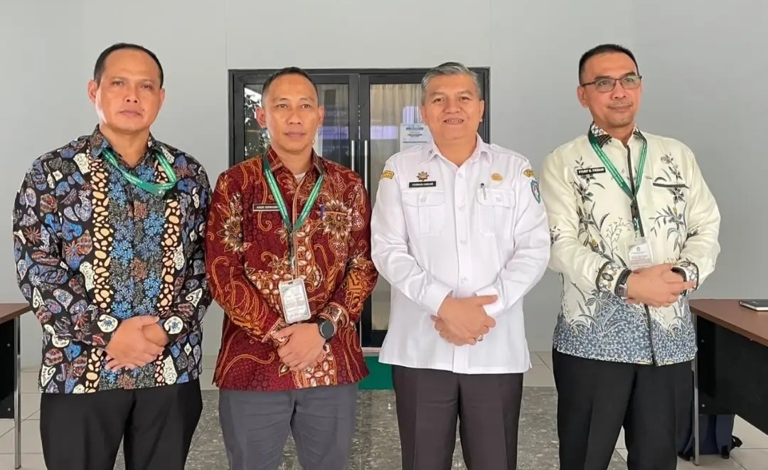 : Sekda Kubu Raya Yusran Anizam (kedua kanan) mengabadikan momen dengan tiga Kadis, usai menghadiri Pelatihan Kepemimpinan Nasional (PKN) Tingkat II di Aula Badan Pengembangan Sumber Daya Manusia (BPSDM) Provinsi Kalimantan Barat, Rabu (7/10/2026). (Foto:PROKOPIM/ird_IKP)