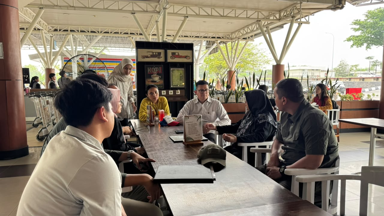 : Bupati Siak Afni Z temui utusan khusus Wakil Presiden di VIP Room Bandara Sultan Syarif Kasim, Pekanbaru, Minggu, (4/10/2026)/ (Dokpim : Deo)