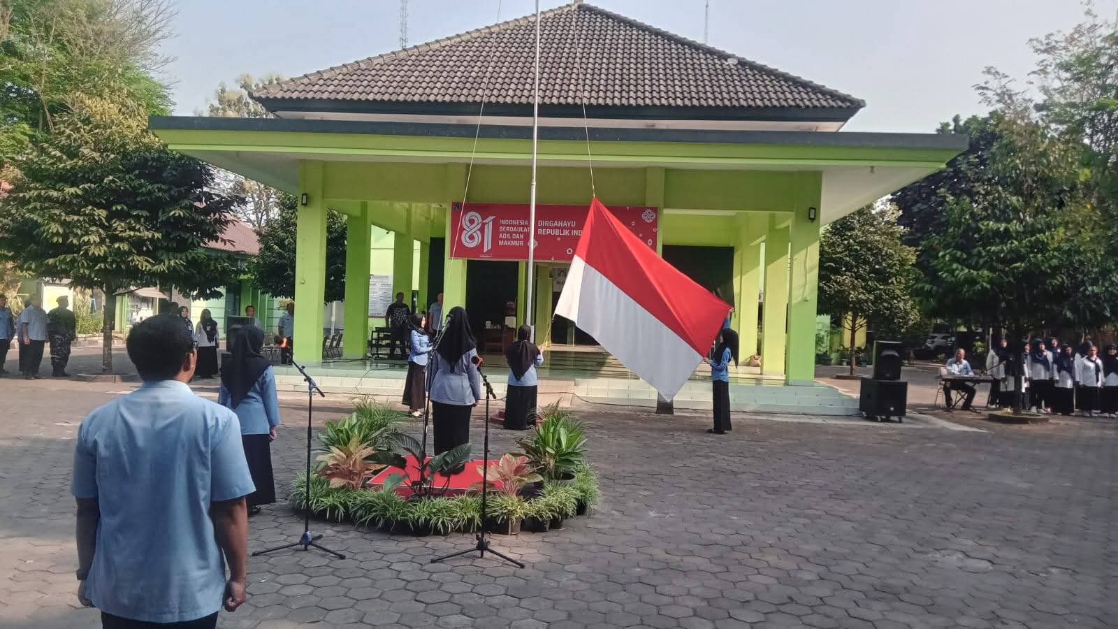 : Ada pemandangan yang tak biasa sekaligus menghangatkan hati di halaman Kantor Kapanewon Depok, Kabupaten Sleman, Selasa (29/9/2026). Para tenaga kesehatan yang sehari-harinya sibuk dengan stetoskop dan rekam medis, tampak sigap mengambil alih barisan sebagai petugas pelaksana upacara bendera.