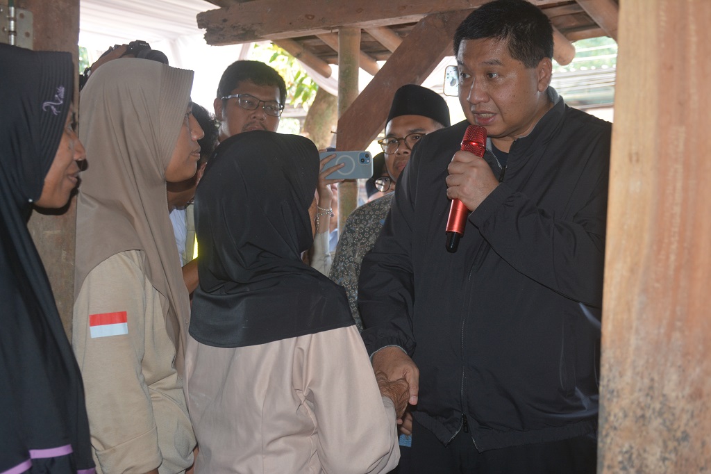 : Menteri Perumahan dan Kawasan Permukiman (PKP) Maruarar Sirait (kanan), meninjau lokasi bedah rumah Desa Bakalan RT 9 RW 4, Kecamatan Kandeman, Kabupaten Batang.