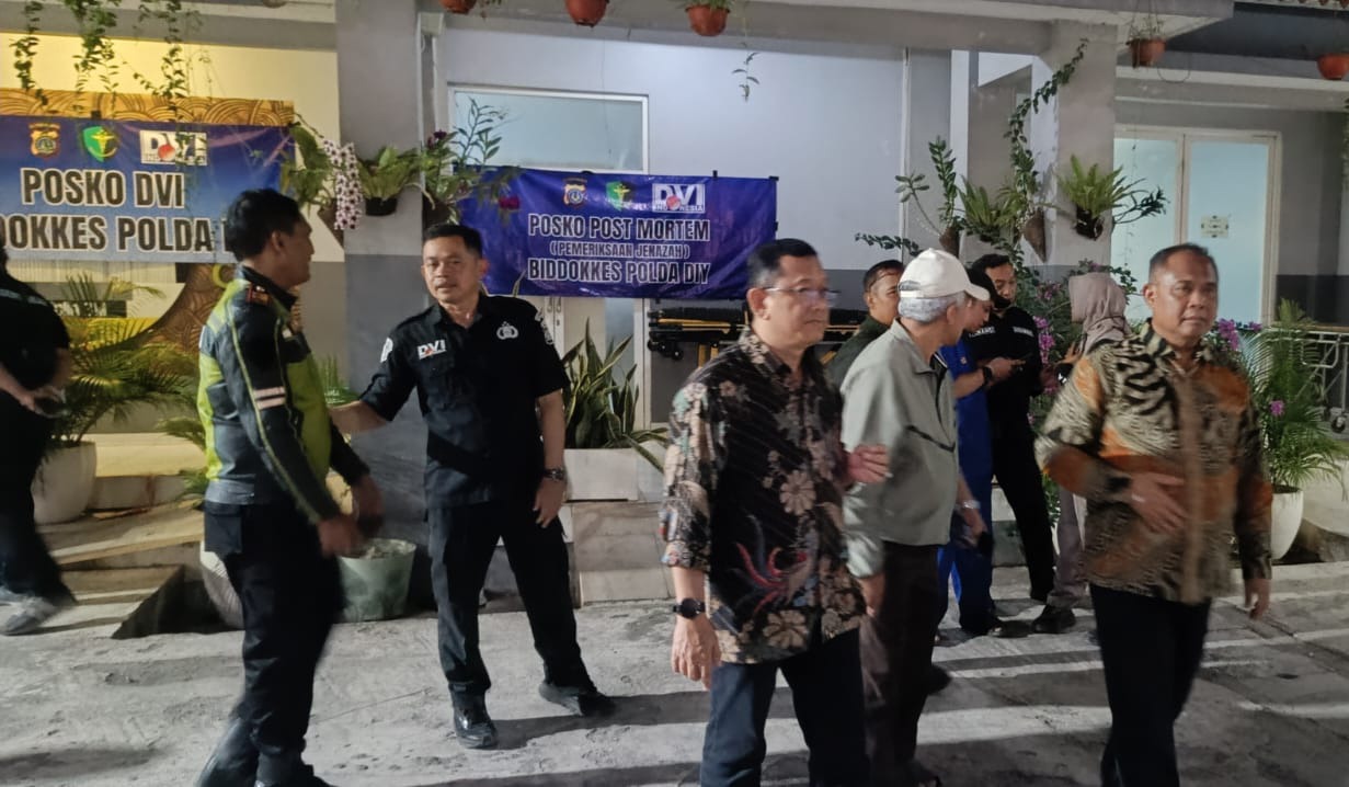 : Bupati Sleman, Harda Kiswaya, turun langsung meninjau lokasi kebakaran hebat swalayan material Trans Home di Jalan Solo, Kalitirto, Berbah, sekaligus bertakziah kepada keluarga dua karyawan yang gugur dalam insiden tersebut, Kamis (1/10/2026) malam.