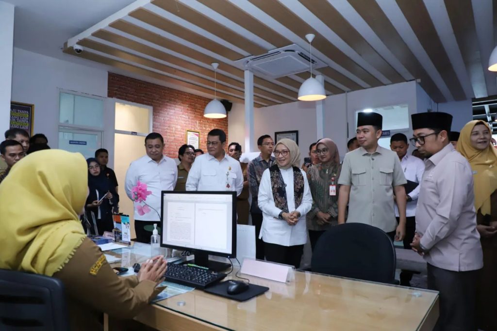 Tinjau MPP Jember, Menteri PANRB Apresiasi Integrasi Ratusan Layanan Publik