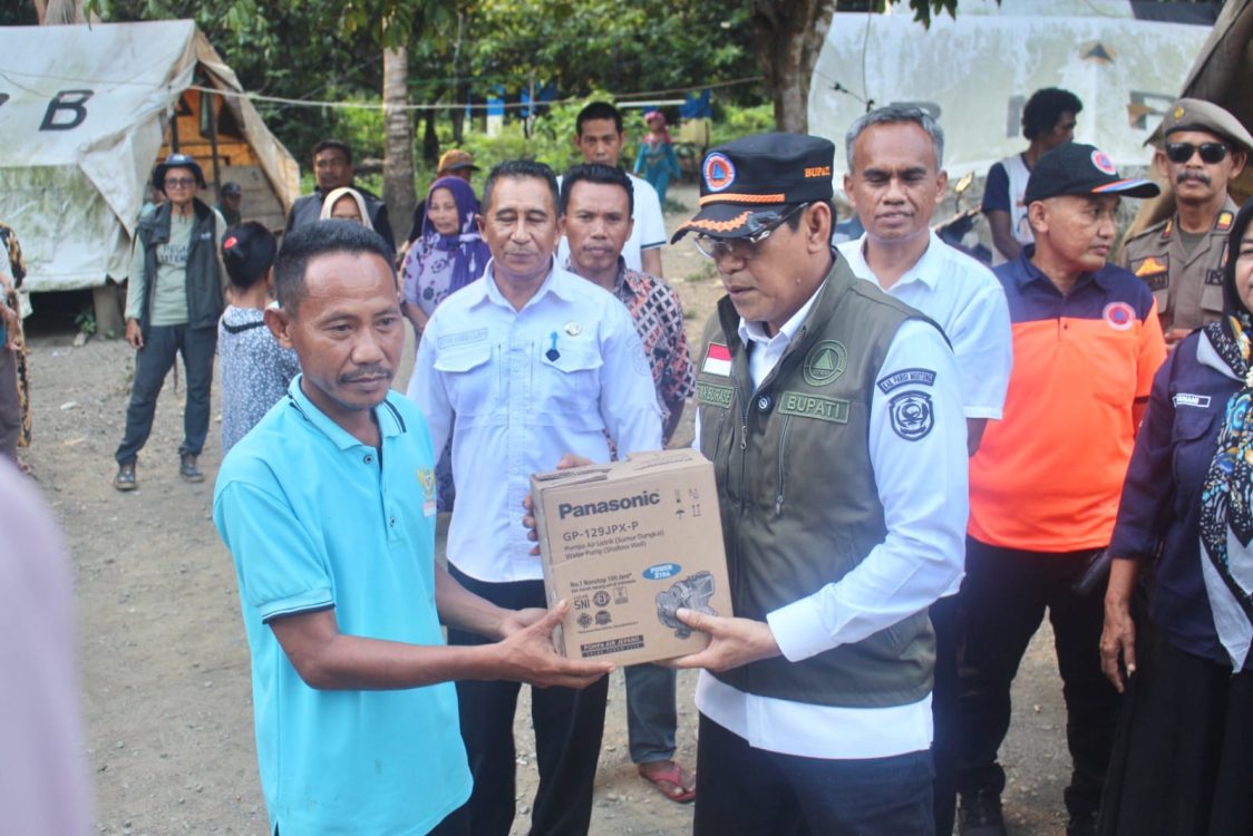 : Guna meringankan beban masyarakat sekaligus mengevaluasi tata kelola mitigasi bencana alam, Bupati Parigi Moutong Erwin Burase menyerahkan bantuan logistik dari BNPB kepada 191 kepala keluarga terdampak banjir di Kecamatan Toribulu, Rabu (7/10/2026).