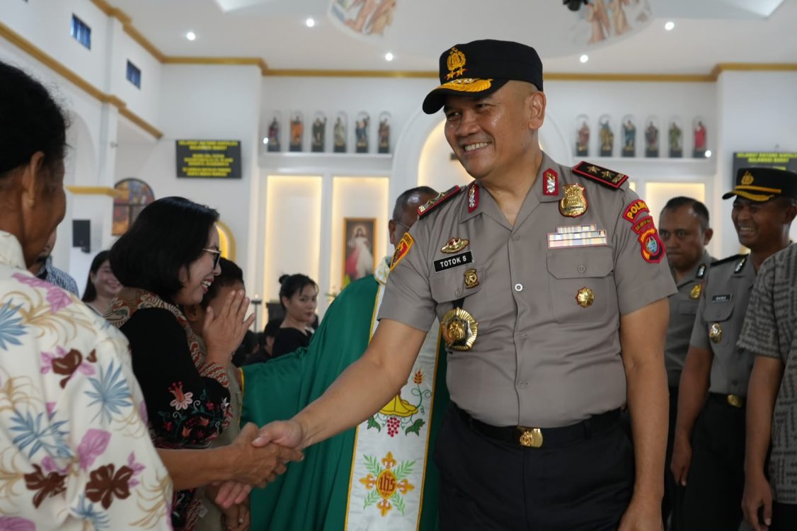 Titip Doa, Dengarkan Harapan: Kehangatan Minggu Kasih Kapolda Sulbar di Gereja Santa Maria