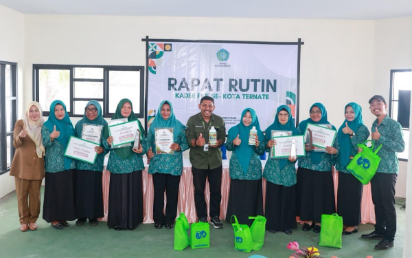 : Ketua TP-PKK Kota Ternate, Marliza M. Tauhid (tengah,Kanan), saat Lomba Pekarangan Produktif program Ketapangmas di Ternate, Sabtu (3/10/2026)/ (MC Ternate/ Wahyudi)