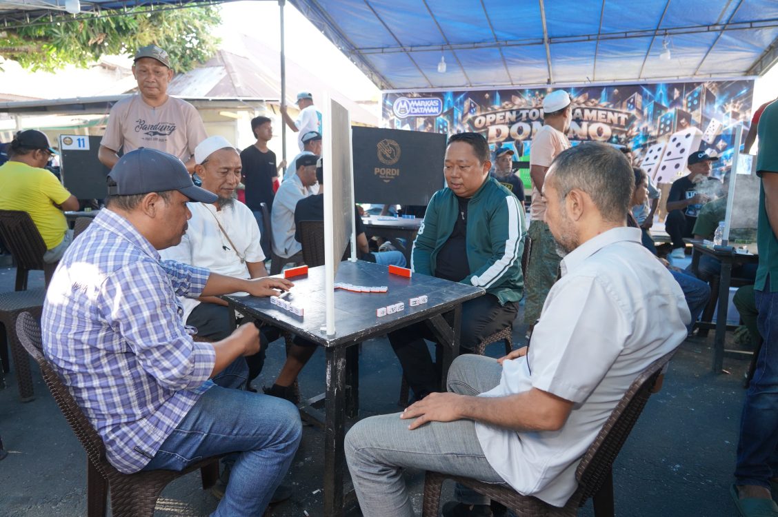 : Sekda Ternate, Rizal Marsaoly saat membuka Open Tournament Domino Falwae 2026 di Kelurahan Muhajirin, Lingkungan Kadaton Tidore, Jumat (2/10/2026)/ (Pemkot/ MC Ternate/ Wahyudi).