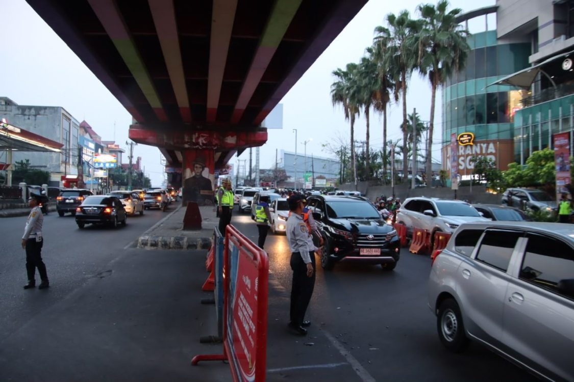 Urai Kemacetan, Satlantas Bandar Lampung Uji Coba Tutup Dua U-Turn di Bawah Flyover MBK