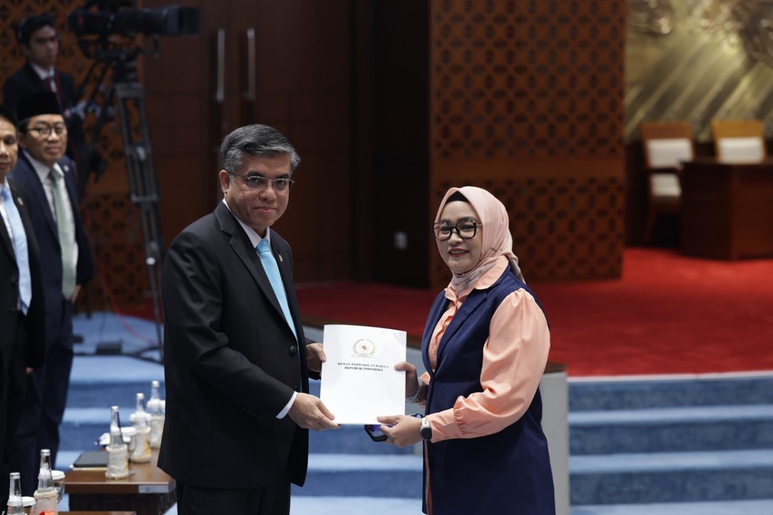 : Pelindungan pekerja memasuki babak baru setelah DPR RI mengesahkan Undang-Undang (UU) Pelindungan Ketenagakerjaan dalam Rapat Paripurna. Regulasi ini mengatur lebih komprehensif hak dan pelindungan pekerja, mulai dari proses mencari kerja, pemagangan, penempatan, keselamatan dan kesehatan kerja (K3), hingga saat pekerja menghadapi pemutusan hubungan kerja (PHK). (Foto: Dok Kemnaker)