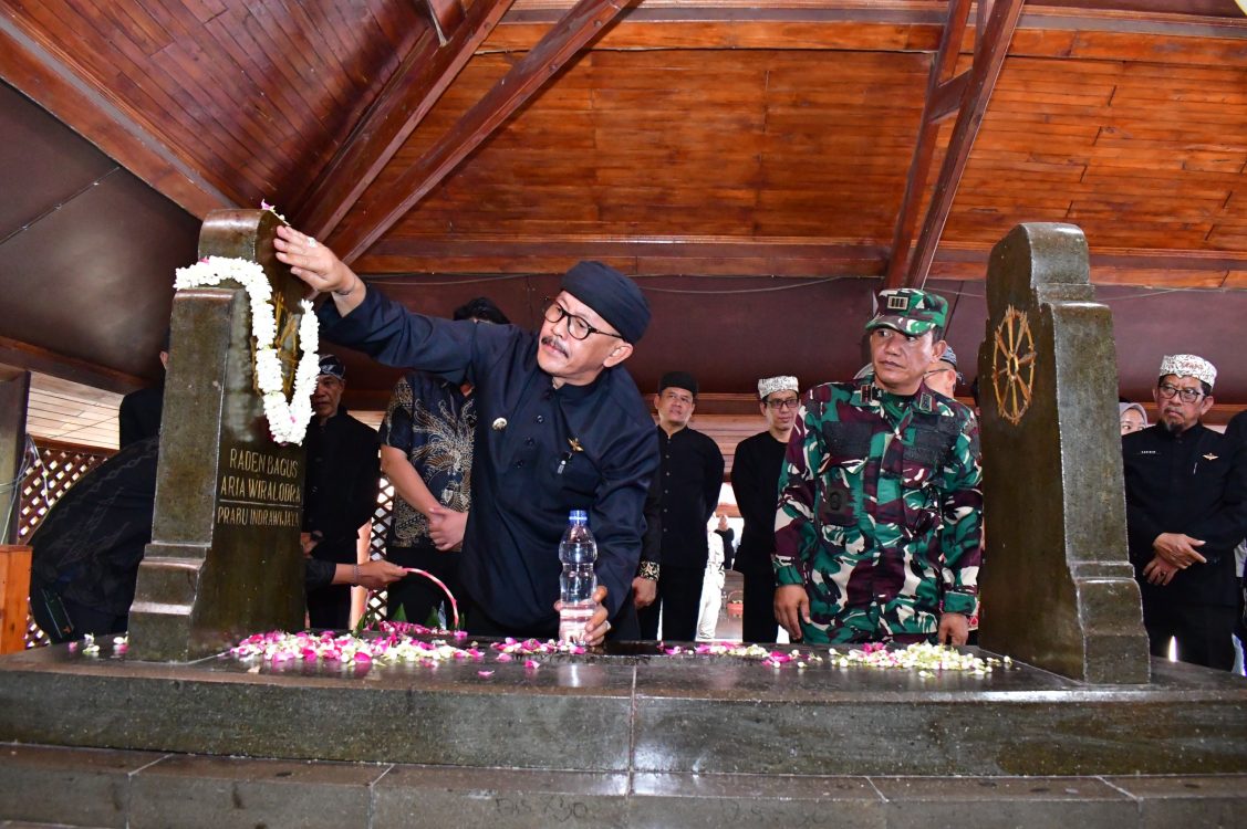 : Wakil Bupati Indramayu Syaefudin (tengah) melakukan tabur bunga dan ziarah di makam Raden Bagus Aria Wiralodra di Kecamatan Sindang, Kabupaten Indramayu, Minggu (4/10/2026). Ziarah tersebut merupakan bagian dari rangkaian peringatan Hari Jadi ke-499 Kabupaten Indramayu untuk mengenang jasa para pendahulu sekaligus memperkuat semangat kebersamaan dalam melanjutkan pembangunan daerah. (Mc indramayu/wns)