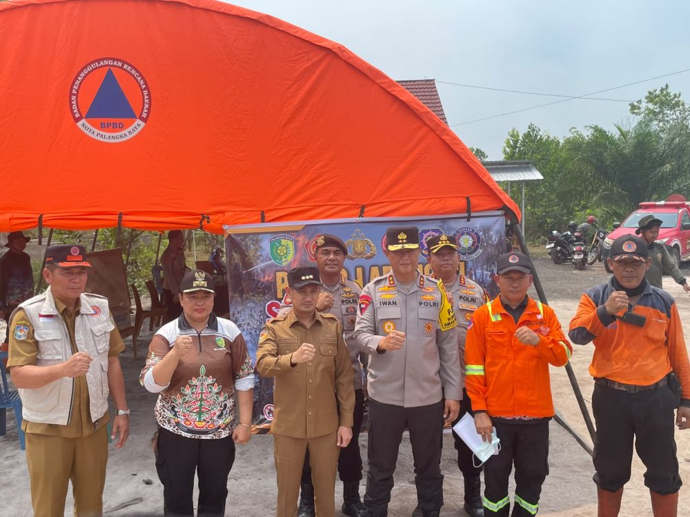 : Wali kota Palangka Raya, Fairid Naparin, bersama Kapolda Kalimantan Tengah meninjau sejumlah lokasi kebakaran hutan dan lahan (Karhutla), Selasa (28/7/2026), untuk memastikan proses pemadaman berjalan efektif di tengah meningkatnya kasus karhutla yang memicu kabut asap di wilayah tersebut. - Foto: Mc.Pelangka Raya