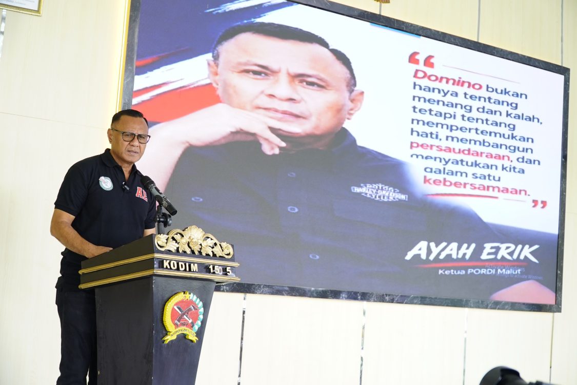 : Wali Kota Tidore, Muhammad Sinen membuka secara resmi Turnamen Domino yang diselenggarakan oleh Kodim/1505 Tidore dalam rangka menyambut HUT ke 81 TNI 2026, berlangsung di Aula Makodim 1505 Tidore, Rabu (30/9/2026)/ (Nanu).