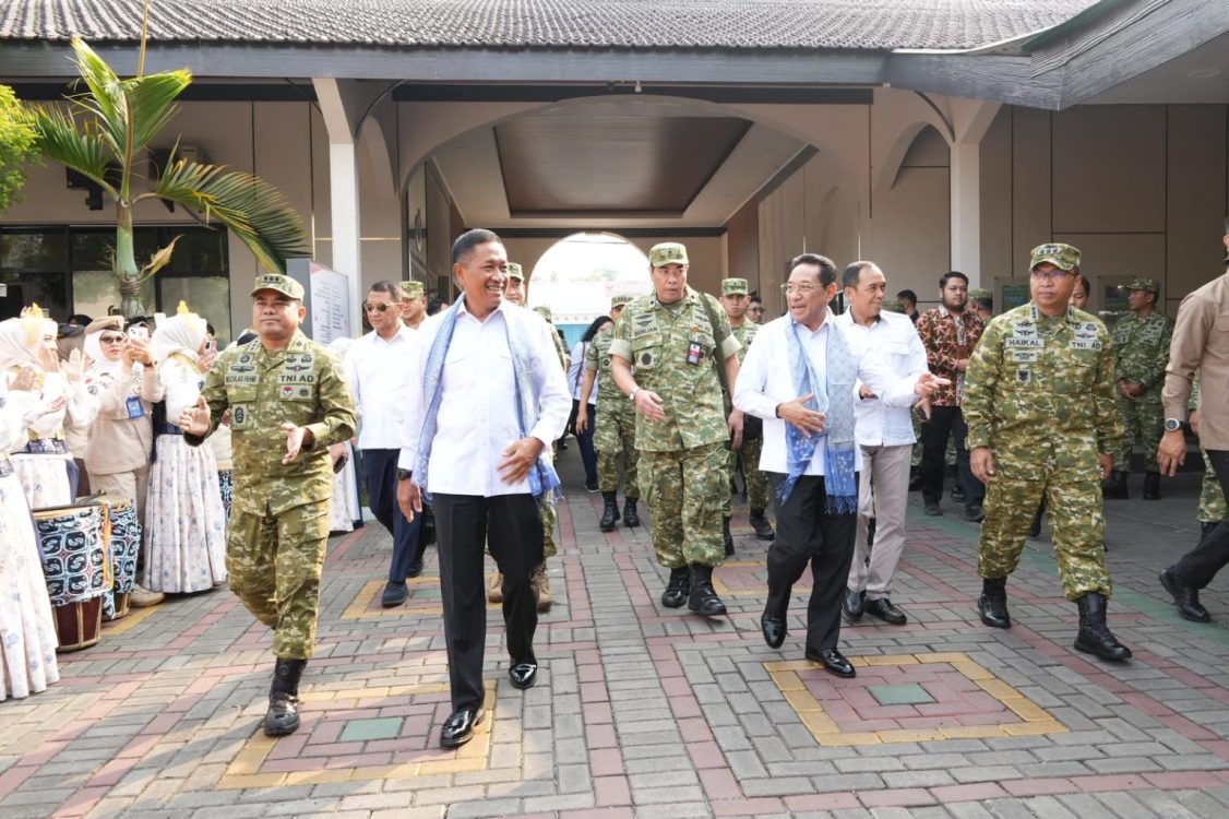 Wamenhan Bersama Wamenkes Tinjau Kesiapan RS Tk. II Dustira Layani Prajurit dan Masyarakat