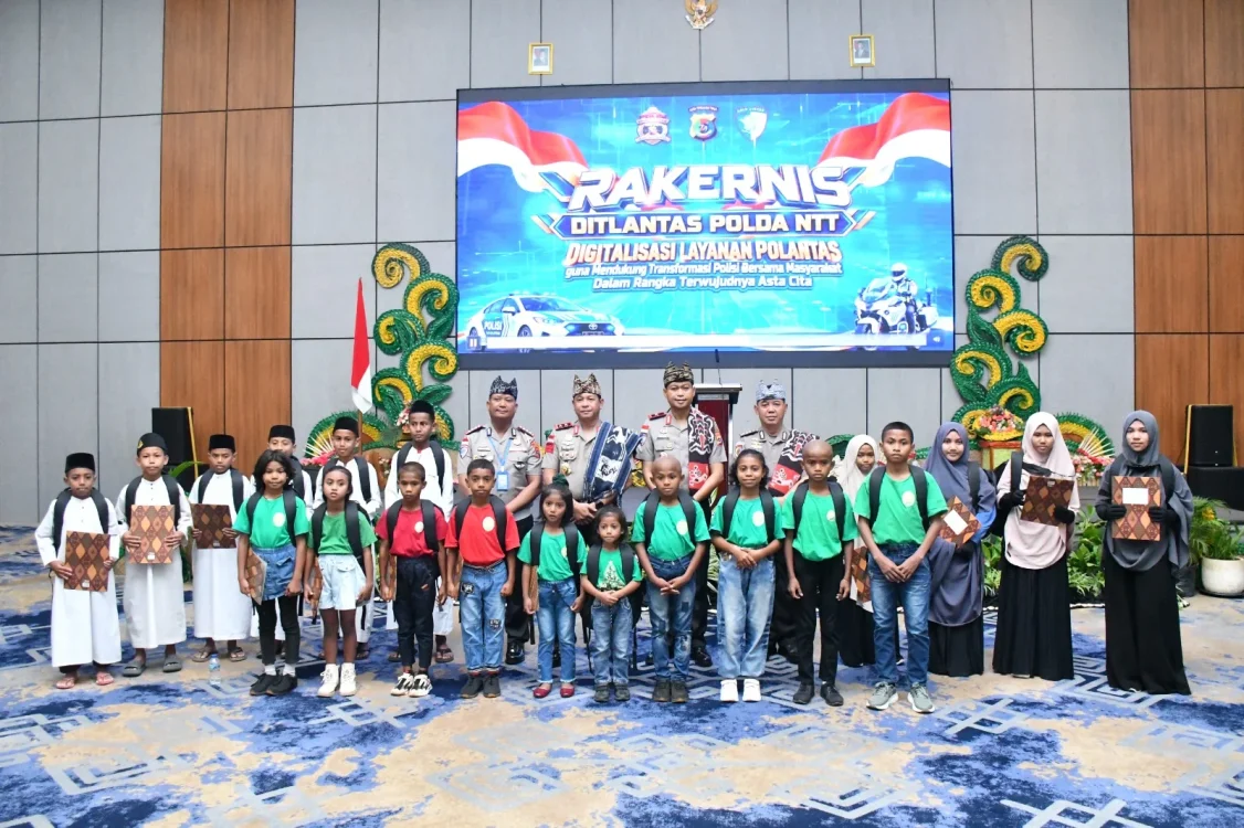 Wujud Kepedulian Polri, Ditlantas Polda NTT Salurkan Bantuan untuk Anak Yatim